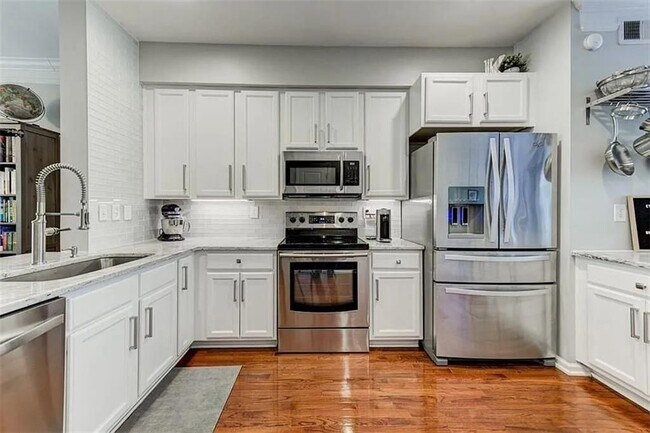 Photo - 375 Highland Ave NE