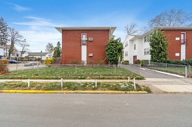 Building Photo - 208 N Park St Unit 2