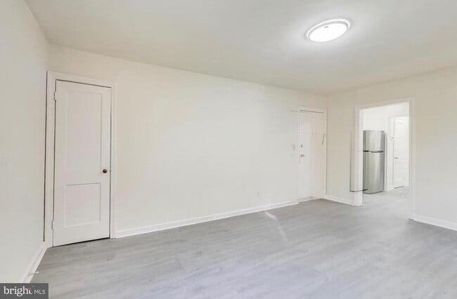 Building Photo - 8318 Roanoke Ave Unit 4