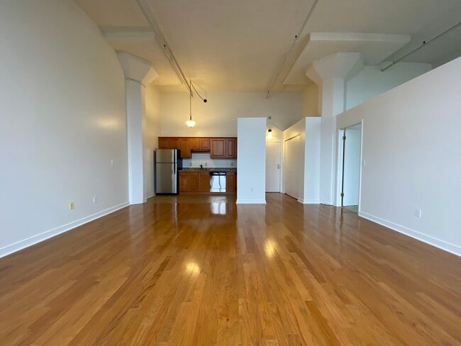 Photo - EastSide / Shadyside! Hardwood/Brick/Lots of Windows! Incredibly Spacious! Call Today!