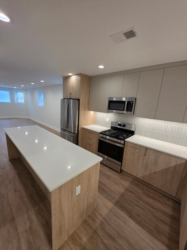 Photo - 2741 W Belmont Ave Unidad GARDEN