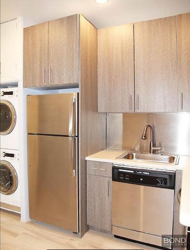 Building Photo - 349 E 52nd St Unit 2R Rental