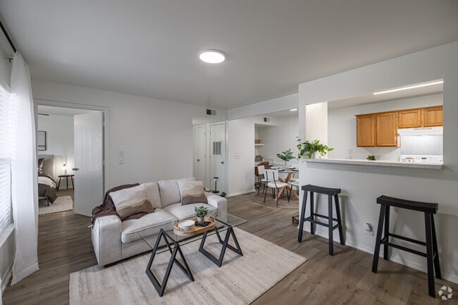2BR, 2BA - 912SF - Living Room