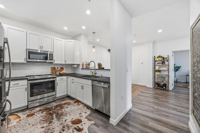 Photo - newly remodeled charming 2bd/2ba condo w/pool access Unit 10105