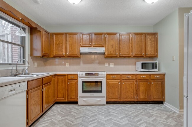 Photo - 3 bed/2 1/2 Bath.  Pet Friendly.  Easy access to I81/US460