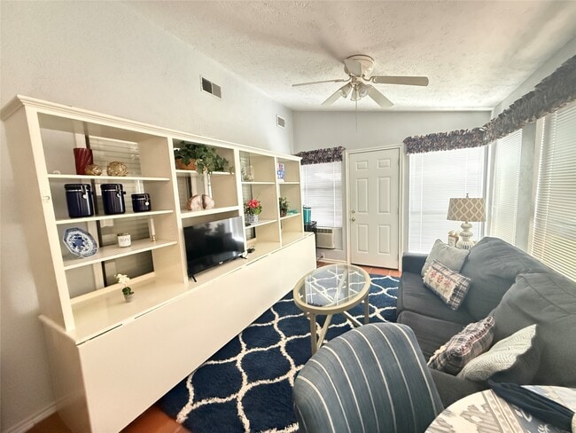 Photo - 728 Hogan Dr