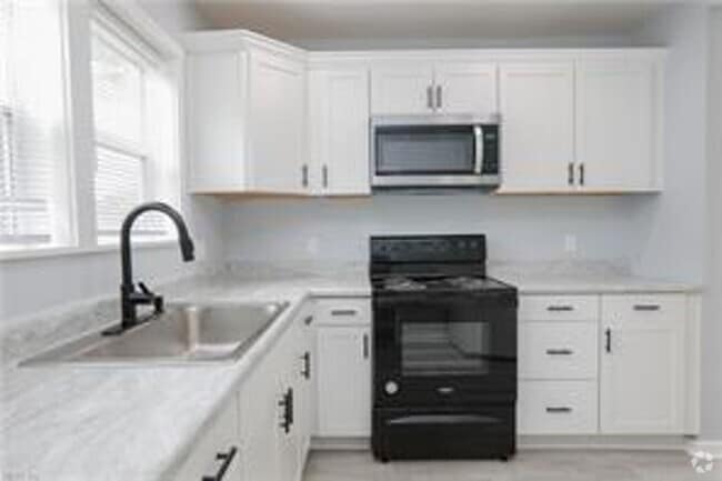Building Photo - Renovated 3 bed, 1.5 bath Single-Family Rental