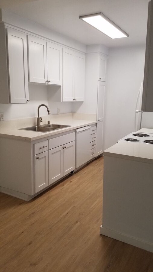 Photo - Jewel box in the heart of Brentwood. Walkers paradise. Extra large remodeled units with many amen...