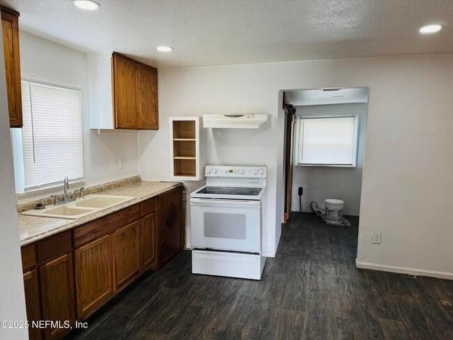 Photo - 1445 Douglas St