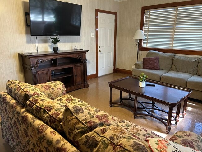 Amplio salón con dos sofás y televisor inteligente de pantalla grande - 5306 LA-1