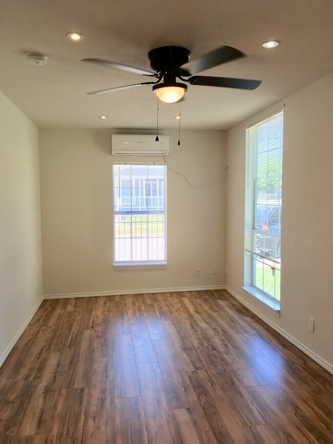 Photo - 1042 W Lynwood Ave