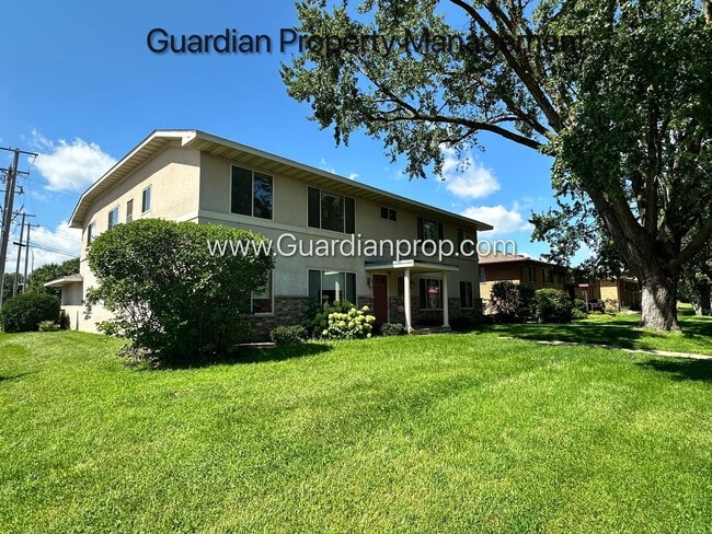 Building Photo - Richfield 2nd Floor Apartment, Very Spacio... Unit #3