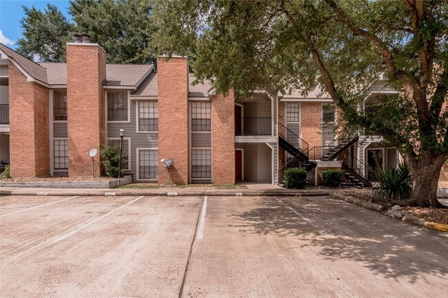 Building Photo - 2401 Sycamore Ave Unit E7