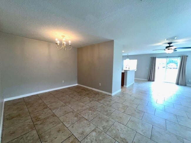 Photo - OVIEDO/UCF RENTAL! Wonderful 3 bd 2.5 bath corner unit townhome! 1 CAR ATTACHED GARAGE!NO CARPET!...