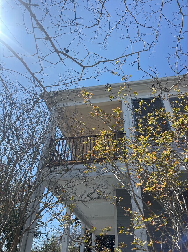 Photo - 1402 Winnie St