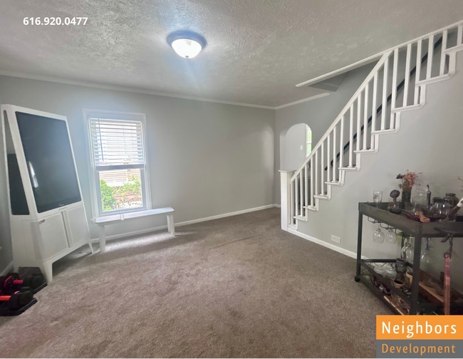 Photo - 1037 Hermitage St SE