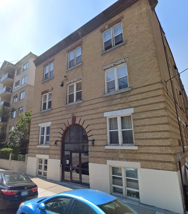Building Photo - Charming 1 Bedroom in Heritage Building Available March 15th Unit 26