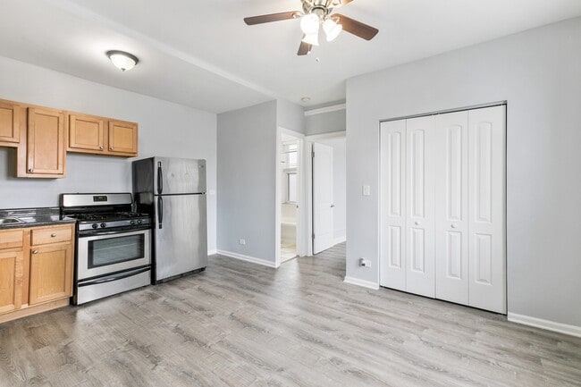 Building Photo - 5860 N Kenmore Ave Rental