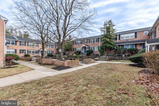 Building Photo - 1334 Montgomery Ave Unit D4