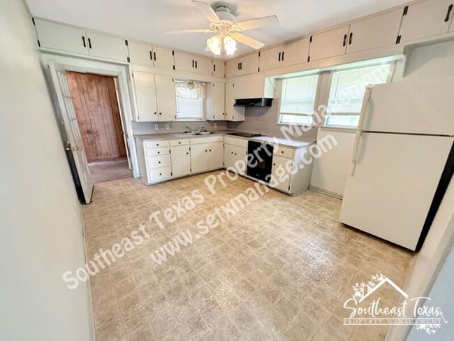 Photo - 6129 Howe St