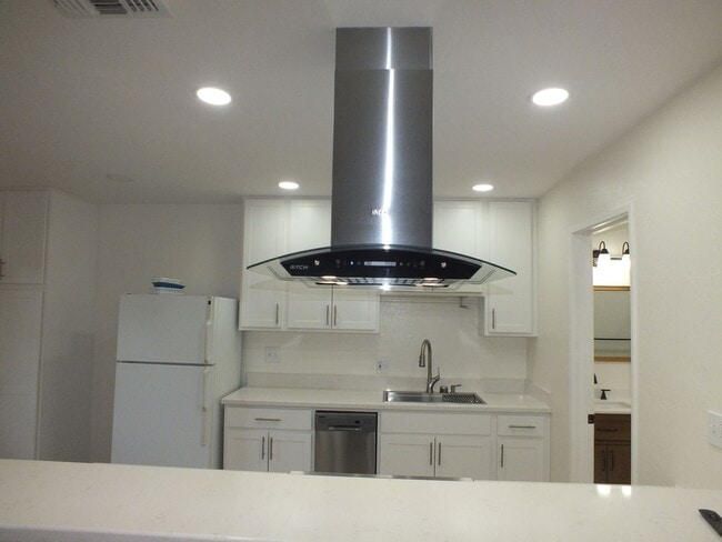 Photo - 2/1 1200 sf Rescue retreat - water included!