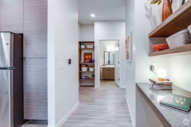 2BR, 2BA - 935SF