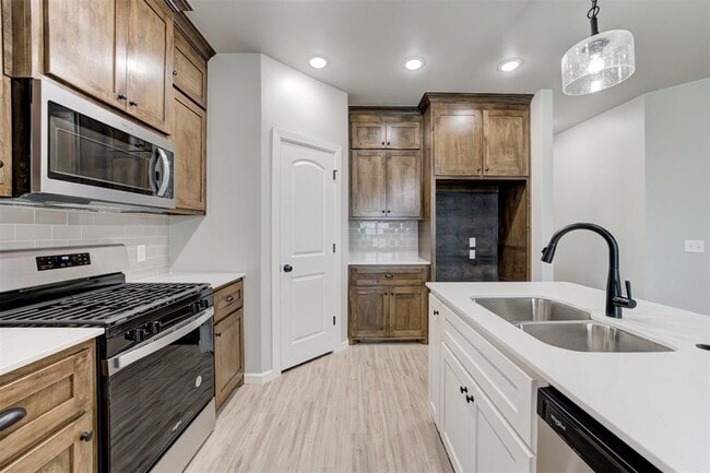 Photo - 560 Hackberry Ln