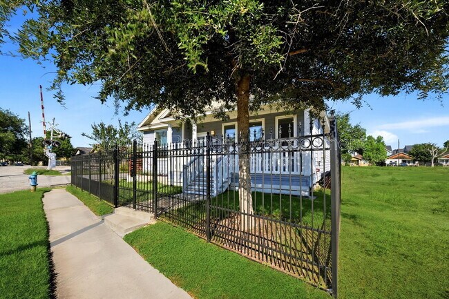 Photo - 605 Dumble St
