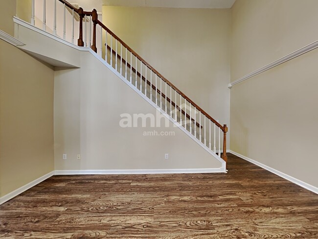 Photo - 409 Ascott Way