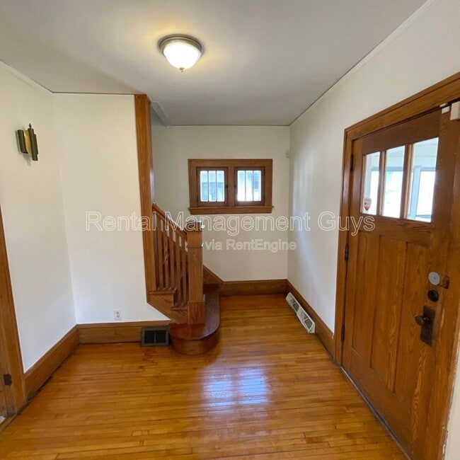 Photo - 3245 Russell Ave N