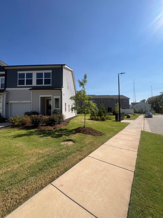 Photo - 7002 Fairmile Run