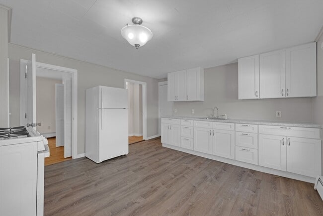Building Photo - 21 Pleasant St Unit 25