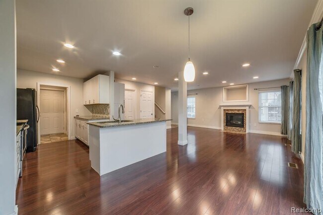 Photo - 324 Stratford Ln