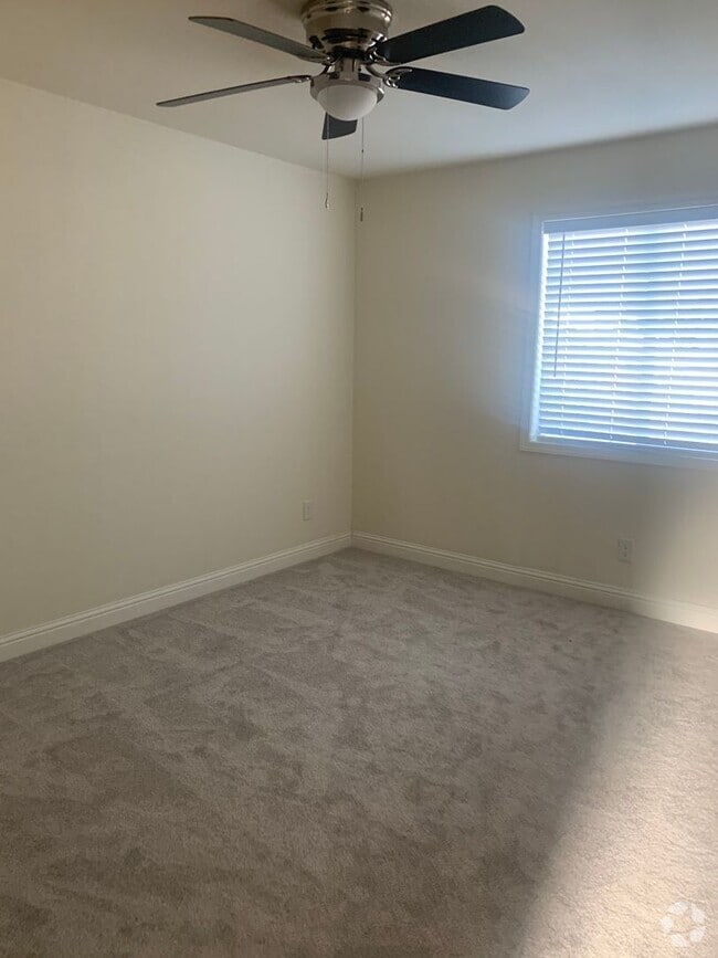 Building Photo - Central Paradise Location Brand Newer3 bed... Rental