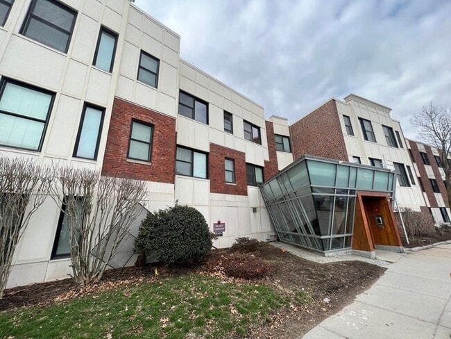 Building Photo - 99 Chestnut Hill Ave Unit 105
