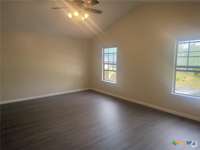 Building Photo - 701 Brazos Dr Rental