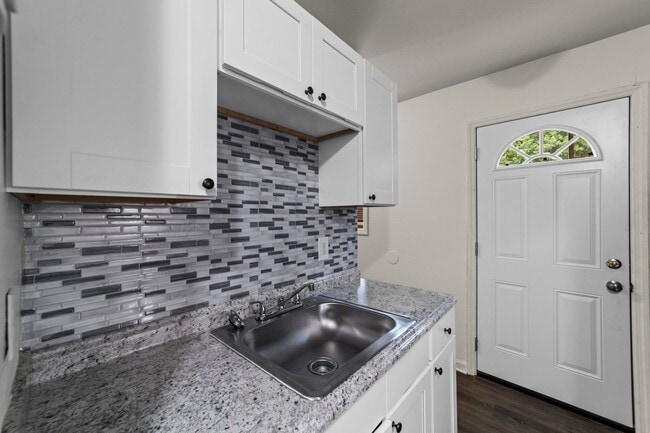 2 Bed, 1 Bath Townhome - Renovated