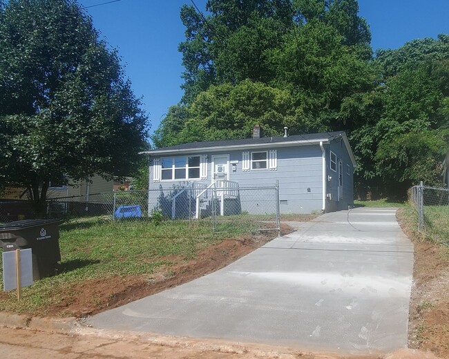 Photo - 1432 Douglas St House