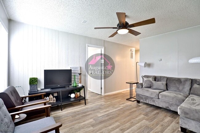 Photo - 3 Bedroom With Fresh Updates!