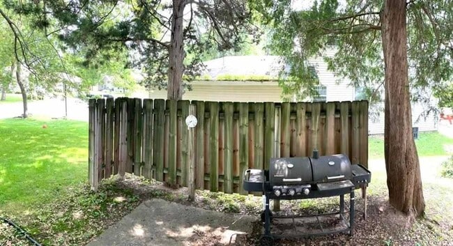 Photo - 2 Bed 1.5 Bath Townhome with 2 stall garage.