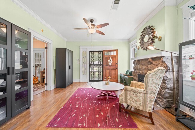 Photo - 670 Maury St