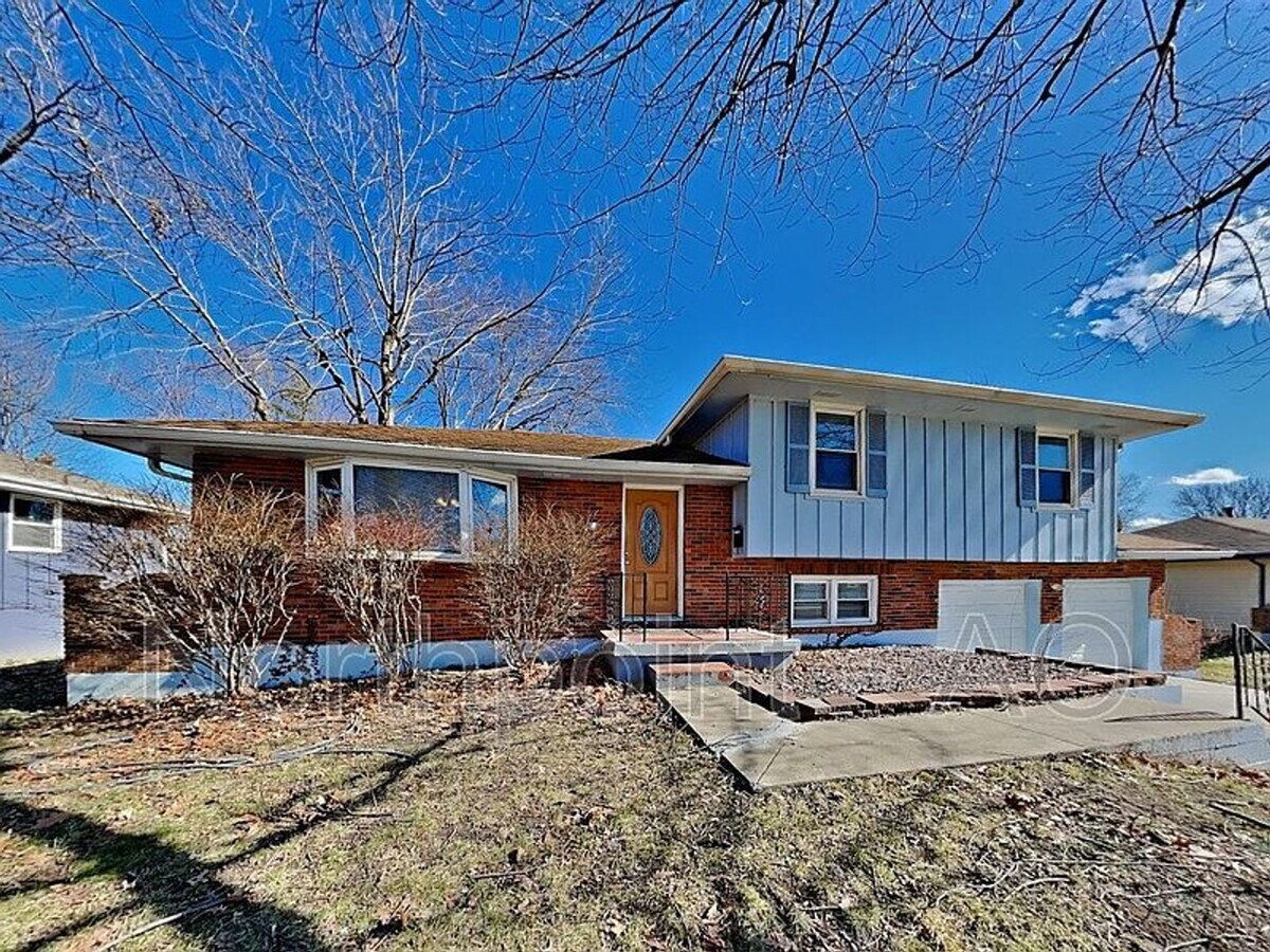 3 BR/2BA | Newly Renovated Single Family Home | Car Covered Parking | Gated backyard - 3 BR/2BA | Newly Renovated Single Family Home | Car Covered Parking | Gated backyard