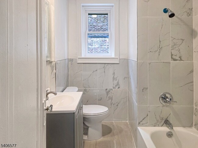 Photo - 367 Sanford Ave Unidad 1R