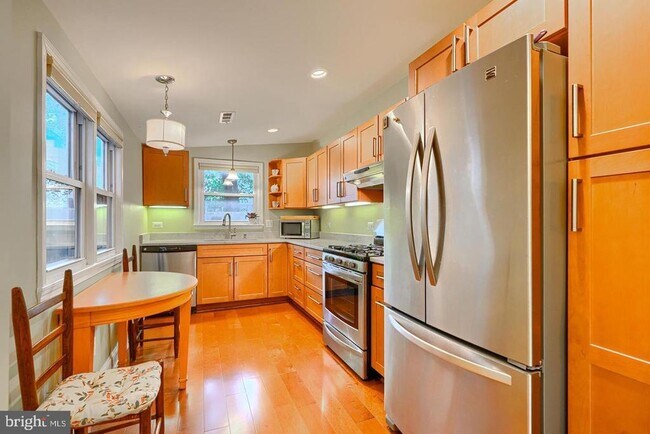 Photo - 1806 Bank St