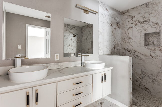 Photo - 1612 Woodview Dr