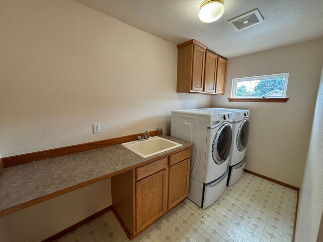 Photo - Spacious 4-Bedroom Family Home in Creeksid...