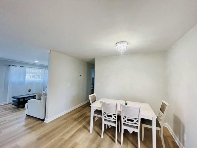 Photo - 2547 Empire Dr