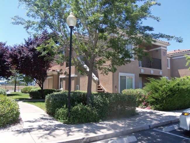 Building Photo - Adorable Upstairs 1/1 Condo (North Natomas...