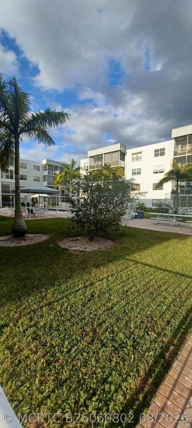 Building Photo - 121 Sunrise Lakes Dr E Unit 121