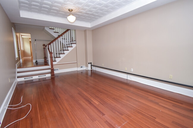 Photo - 1734 Bank St